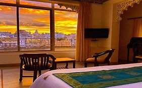 Thamla Haveli - Heritage Lake View Hotel